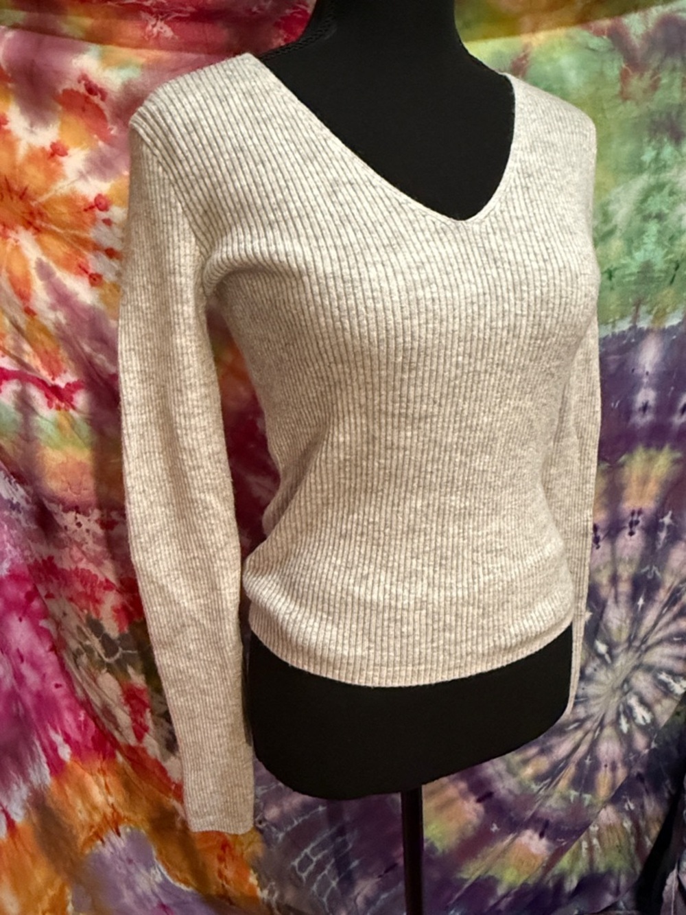 BRANDY MELVILLE LIGHT GRAY RIBBED V-NECK SWEATER🌸
